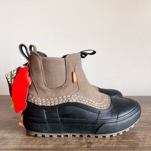 VANS Snow MTE Standard Mid Chelsea X Hana Beaman Waterproof Boot Size 6 or 4.5